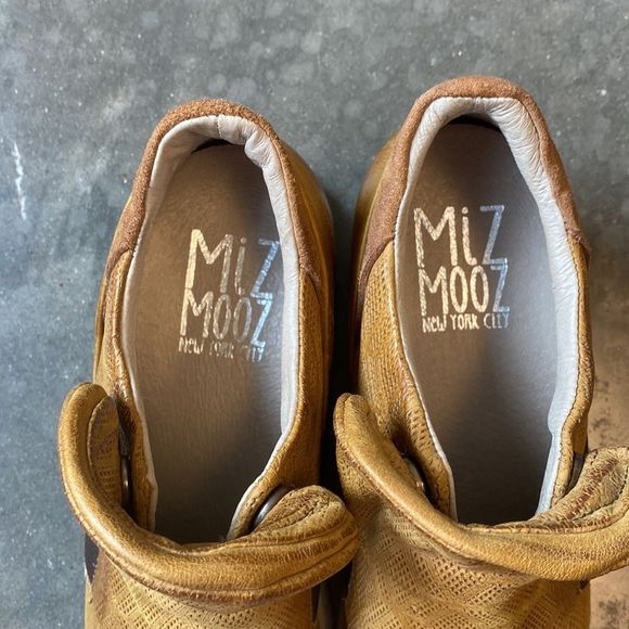 🔥Miz Mooz Ankle Booties, Low Wedge, Brown Leather, EUC! - US8.5🔥 - Picture 4 of 12